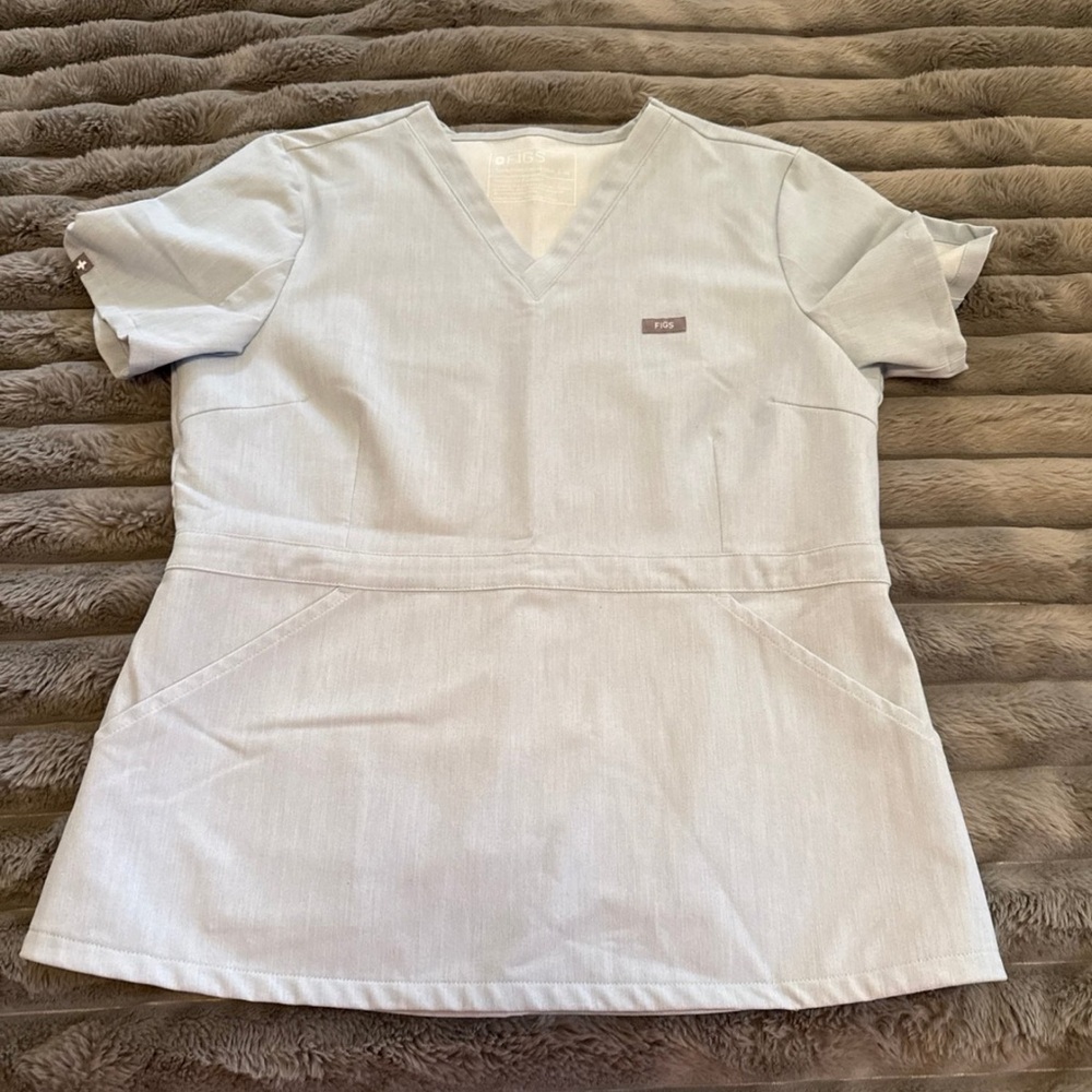 FIGS Technical Collection scrubtop women size Medium light blue Heather
